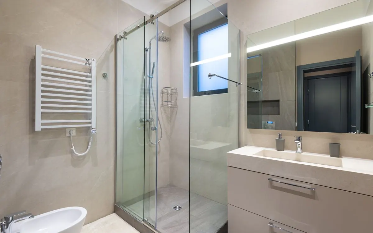 Yenilenmiş modern bir banyo